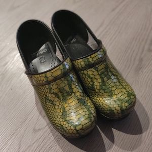 Excellent Condition Dansko 38 Reptile Clogs